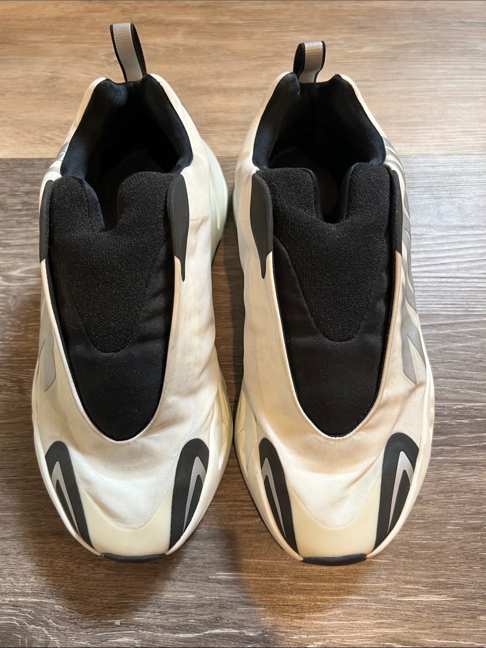 Adidas Yeezy 700